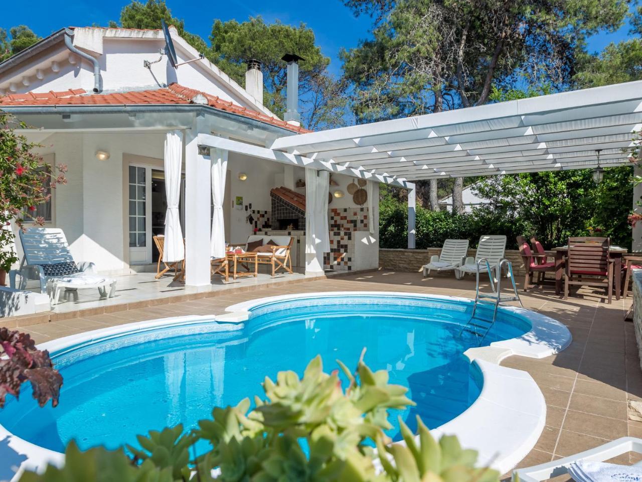 Spacious Holiday Home In Molat With Pool Brgulje Exterior foto