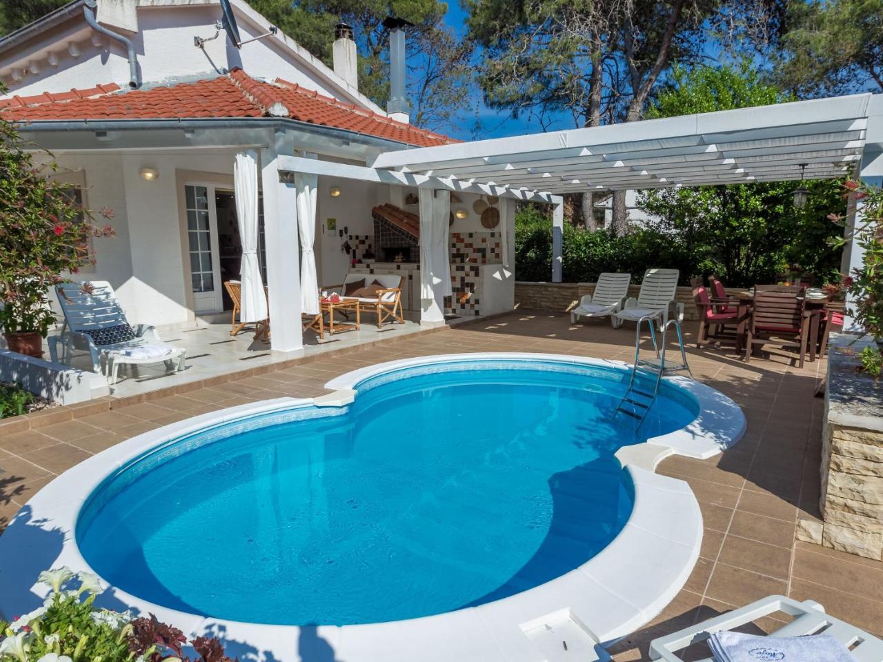 Spacious Holiday Home In Molat With Pool Brgulje Exterior foto